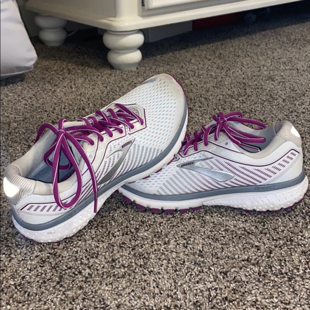 PRACTICALLY NEW BROOKS GHOST 12 size 7